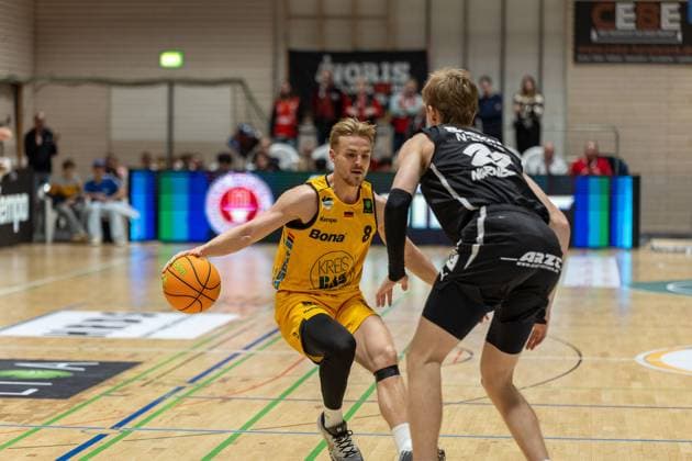 Lucas Mayer Bozic Estriche Knights Kirchheim, 08 , Trevor James Baskin Nuernberg Falcons, 22 , GER, Bozic Estriche Knights Kirchheim vs Nuernberg Falcons BC, BARMER 2 Basketball Bundesliga, 03 Matchday, Season 2025 2026, 10 10 2025 GER, Bozic Estriche Knights Kirchheim vs Nuernberg Falcons BC, BARMER 2 Basketball Bundesliga, 03 Matchday, Season 2025 2026, 10 10 2025 Kirchheim an der Teck Copyright: xEibner-Pressefoto NinaxSanderx EP_NSR