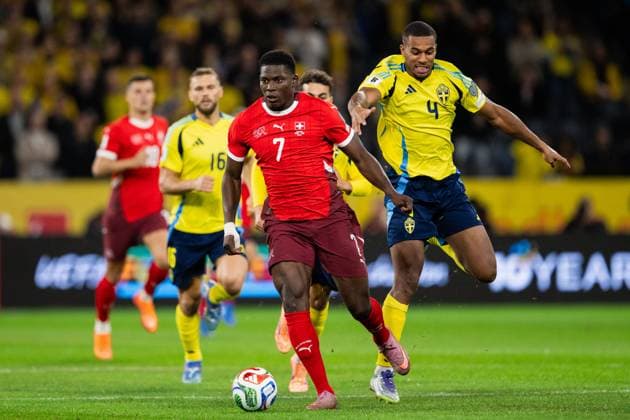 251010 Breel Embolo of Switzerland and Isak Hien of Sweden during the FIFA World Cup Qualifier football match between Sweden and Switzerland on October 10, 2025 in Stockholm Photo Jesper Zerman BILDBYRAN kod JZ JM0740 bbeng fotboll football soccer fotball vm kval kval fifa world cup qualifier qualifier qualification sverige sweden sverige a schweiz switzerlandbbauto sverige sweden  Copyright: JESPERxZERMAN BB251010JZ020