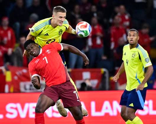 STOCKHOLM, SWEDEN 20251010 Swedens Gustaf Lagerbielke against Switzerlands Breel Embolo during Fridays World Cup qualifying soccer match between Sweden and Switzerland at Strawberry arena, October 10, 2025 in Stockholm, Sweden STOCKHOLM SWEDEN x10030x  Copyright: xJonasxEkströmer TTx VM-KVAL SVERIGE-SCHWEIZ