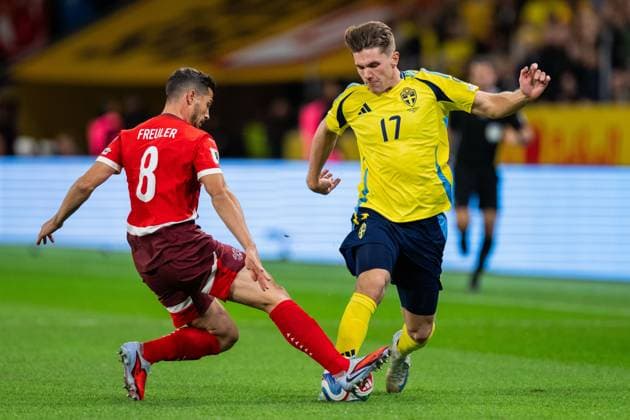 251010 Remo Freuler of Switzerland and Viktor Gyökeres of Sweden during the FIFA World Cup Qualifier football match between Sweden and Switzerland on October 10, 2025 in Stockholm Photo Simon Hastegard BILDBYRAN kod SH JM0740 bbeng, fotboll, football, soccer, fotball, vm kval, kval, fifa w  Copyright: SIMONxHASTEGARD BB251010SH017