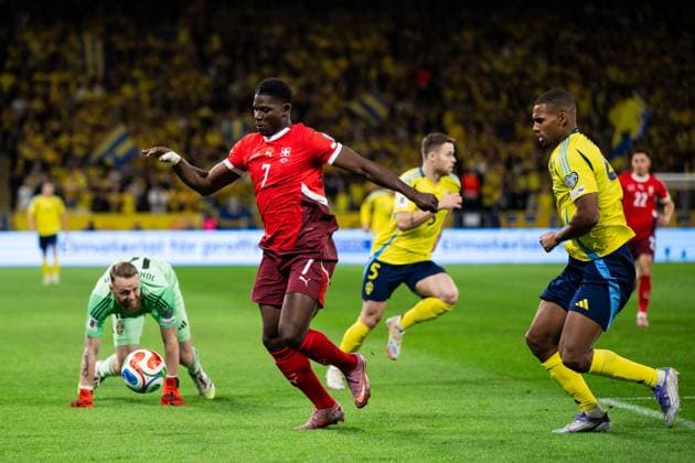 251010 Breel Embolo of Switzerland, goalkeeper Viktor Johansson and Isak Hien of Sweden during the FIFA World Cup, WM, Weltmeisterschaft, Fussball Qualifier football match between Sweden and Switzerland on October 10, 2025 in Stockholm. Photo: Jesper Zerman BILDBYRAN kod JZ JM0740 bbeng fotboll football soccer fotball vm-kval kval fifa world cup qualifier qualifier qualification sverige sweden sverige a schweiz switzerlandbbauto  Copyright: JESPERxZERMAN BB251010JZ024