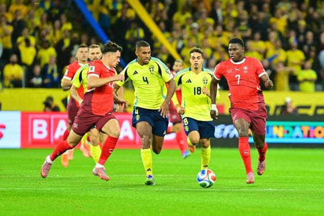 Strawberry Arena, Solna, Sweden, Oct 10th 2025: Breel Donald Embolo (7 Switzerland) , Fabian Rieder (22 Switzerland) , Isak Hien (4 Sweden) and Yasin Ayari (18 Sweden) in the FIFA World Cup, WM, Weltmeisterschaft, Fussball Qualifiers game on October 10th 2025 between Sweden and Switzerland at Strawberry Arena in Solna, Sweden (Peter Sonander SPP) Copyright: xPeterxSonander SPPx spp-en-PeSo-PSon-20251010-204904_PS_9086