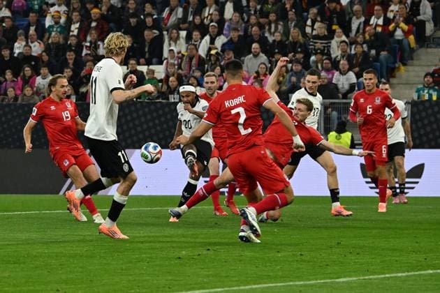 10 10 2025, xsltx, Football World Cup Qualification 2026, Germany Luxembourg v l Serge Gnabry German National Football Team DFB Nick Woltermade German National Football Team DFB DFL DFB REGULATIONS PROHIBIT ANY USE OF PHOTOGRAPHS as IMAGE SEQUENCES and or QUASI VIDEO Sinsheim