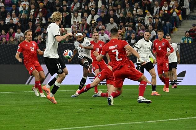 10 10 2025, xsltx, Football World Cup Qualification 2026, Germany Luxembourg v l Serge Gnabry German National Football Team DFB Nick Woltermade German National Football Team DFB DFL DFB REGULATIONS PROHIBIT ANY USE OF PHOTOGRAPHS as IMAGE SEQUENCES and or QUASI VIDEO Sinsheim