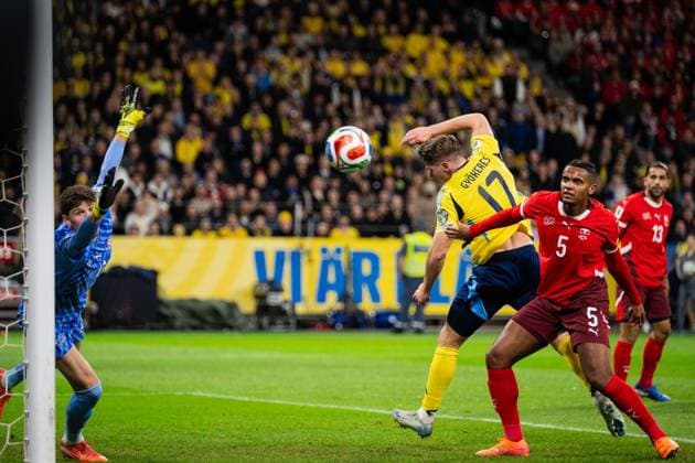 251010 Viktor Gyökeres of Sweden and Manuel Akanji of Switzerland during the FIFA World Cup Qualifier football match between Sweden and Switzerland on October 10, 2025 in Stockholm Photo Simon Hastegard BILDBYRAN kod SH JM0740 bbeng fotboll football soccer fotball vm kval kval fifa world cup qualifier qualifier qualification sverige sweden sverige a schweiz switzerlandbbauto  Copyright: SIMONxHASTEGARD BB251010SH019