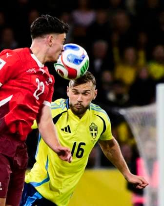 STOCKHOLM, SWEDEN 20251010 Switzerlands Fabian Rieder against Swedens Jesper Karlström during Fridays World Cup qualifying soccer match between Sweden and Switzerland at Strawberry arena, October 10, 2025 in Stockholm, Sweden STOCKHOLM SWEDEN x10030x  Copyright: xJonasxEkströmer TTx VM-KVAL SVERIGE-SCHWEIZ