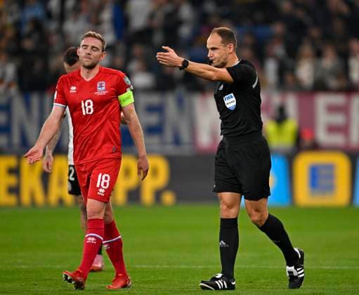 10 10 2025, Football World Cup Qualification Europe 2025 26, Matchday 7, Germany Luxembourg, in the PreZero Arena Sinsheim Referee Nenad Minakovic Serbia points to the penalty spot, Laurent Jans Luxembourg is unhappy
