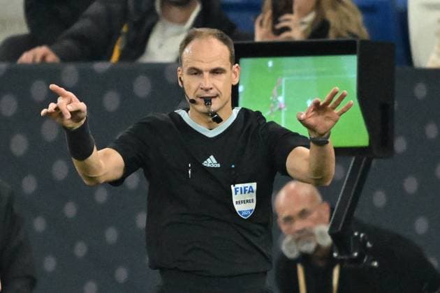 10 10 2025, xsltx, Football World Cup Qualification 2026, Germany Luxembourg v l Referee Referee Nenad Minakovic Serbia VAR decision gives instructions, gesticulates, gesticulate with arms gives instructions, gesticulate DFL DFB REGULATIONS PROHIBIT ANY USE OF PHOTOGRAPHS as IMAGE SEQUENCES and or QUASI VIDEO Sinsheim