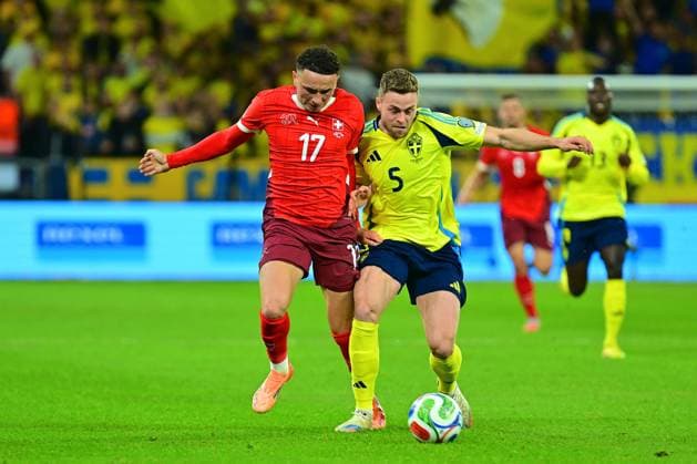 Strawberry Arena, Solna, Sweden, Oct 10th 2025: Gabriel Gudmundsson (5 Sweden) and Ruben Vargas (17 Switzerland) in a battle for the ball during the FIFA World Cup, WM, Weltmeisterschaft, Fussball Qualifiers game on October 10th 2025 between Sweden and Switzerland at Strawberry Arena in Solna, Sweden (Peter Sonander SPP) Copyright: xPeterxSonander SPPx Sportspressphoto_SPR40755