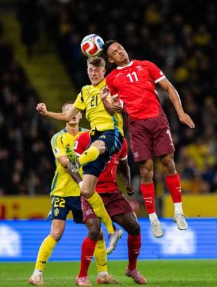 251010 Alexander Bernhardsson of Sweden and Dan Ndoye of Switzerland during the FIFA World Cup Qualifier football match between Sweden and Switzerland on October 10, 2025 in Stockholm Photo Joel Marklund BILDBYRAN kod JM JM0740 bbeng fotboll football soccer fotball vm kval kval fifa world cup qualifier qualifier qualification sverige sweden sverige a schweiz switzerland  Copyright: JOELxMARKLUND BB251010JM020