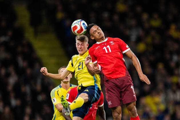 251010 Alexander Bernhardsson of Sweden and Dan Ndoye of Switzerland during the FIFA World Cup Qualifier football match between Sweden and Switzerland on October 10, 2025 in Stockholm Photo Joel Marklund BILDBYRAN kod JM JM0740 bbeng fotboll football soccer fotball vm kval kval fifa world cup qualifier qualifier qualification sverige sweden sverige a schweiz switzerland  Copyright: JOELxMARKLUND BB251010JM022