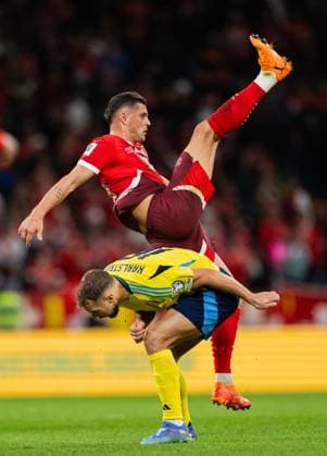 251010 Jesper Karlström of Sweden and Granit Xhaka of Switzerland during the FIFA World Cup Qualifier football match between Sweden and Switzerland on October 10, 2025 in Stockholm Photo Joel Marklund BILDBYRAN kod JM JM0740 bbeng fotboll football soccer fotball vm kval kval fifa world cup qualifier qualifier qualification sverige sweden sverige a schweiz switzerlandbbauto  Copyright: JOELxMARKLUND BB251010JM026