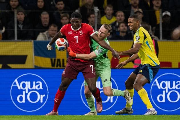 251010 Breel Embolo of Switzerland, goalkeeper Viktor Johansson and Isak Hien of Sweden during the FIFA World Cup Qualifier football match between Sweden and Switzerland on October 10, 2025 in Stockholm Photo Joel Marklund BILDBYRAN kod JM JM0740 bbeng fotboll football soccer fotball vm kval kval fifa world cup qualifier qualifier qualification sverige sweden sverige a schweiz switzerlandbbauto  Copyright: JOELxMARKLUND BB251010JM035