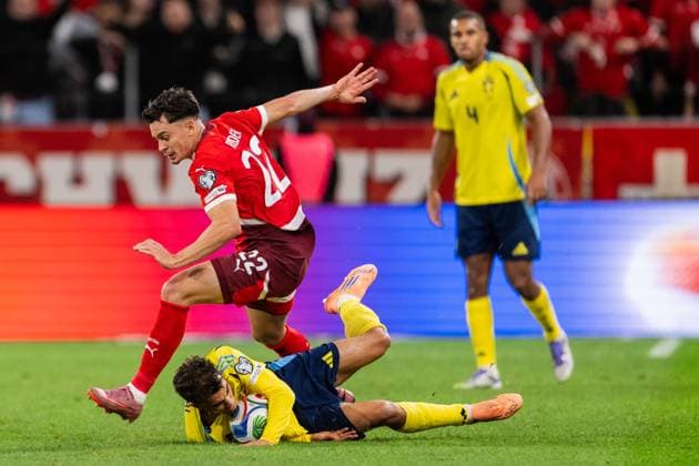 251010 Fabian Rieder of Switzerland and Yasin Ayari of Sweden during the FIFA World Cup Qualifier football match between Sweden and Switzerland on October 10, 2025 in Stockholm Photo Simon Hastegard BILDBYRAN kod SH JM0740 bbeng fotboll football soccer fotball vm kval kval fifa world cup qualifier qualifier qualification sverige sweden sverige a schweiz switzerlandbbauto  Copyright: SIMONxHASTEGARD BB251010SH030