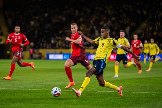 251010 Alexander Isak of Sweden during the FIFA World Cup Qualifier football match between Sweden and Switzerland on October 10, 2025 in Stockholm Photo Simon Hastegard BILDBYRAN kod SH JM0740 bbeng fotboll football soccer fotball vm kval kval fifa world cup qualifier qualifier qualification sverige sweden sverige a schweiz switzerlandbbauto  Copyright: SIMONxHASTEGARD BB251010SH032