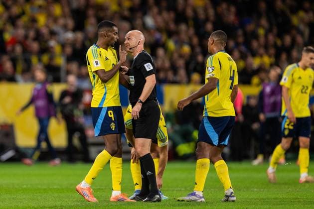 251010 Alexander Isak of Sweden and referee Anthony Taylor during the FIFA World Cup Qualifier football match between Sweden and Switzerland on October 10, 2025 in Stockholm Photo Simon Hastegard BILDBYRAN kod SH JM0740 bbeng fotboll football soccer fotball vm kval kval fifa world cup qualifier qualifier qualification sverige sweden sverige a schweiz switzerlandbbauto  Copyright: SIMONxHASTEGARD BB251010SH034
