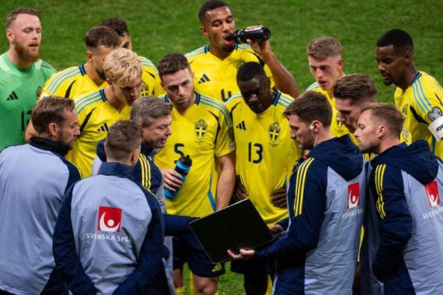 251010 Head coach Jon Dahl Tomasson of Sweden with Lucas Bergvall, Gabriel Gudmundsson and Ken Sema during the FIFA World Cup Qualifier football match between Sweden and Switzerland on October 10, 2025 in Stockholm Photo Emma Wallskog BILDBYRAN COP 320 JM0740 bbeng fotboll football soccer fotball vm kval kval fifa world cup qualifier qualifier qualification sverige sweden sverige a schweiz switzerland  Copyright: EMMAxWALLSKOG BB251010EW009
