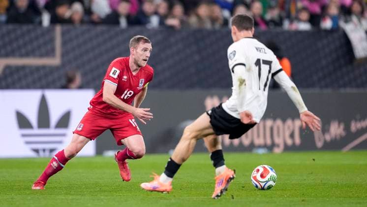 v li Laurent Jans Luxembourg, 18 , Florian Wirtz Germany, 17 , duel, duel scene, duel, tackle, tackling, dynamics, action, action, 10 10 2025, Sinsheim Germany , football, World Cup qualification, Germany Luxembourg, THE EVENT REGULATIONS PROHIBIT ANY USE OF PHOTOGRAPHS AS IMAGE SEQUENCES AND OR QUASI VIDEOS xozx
