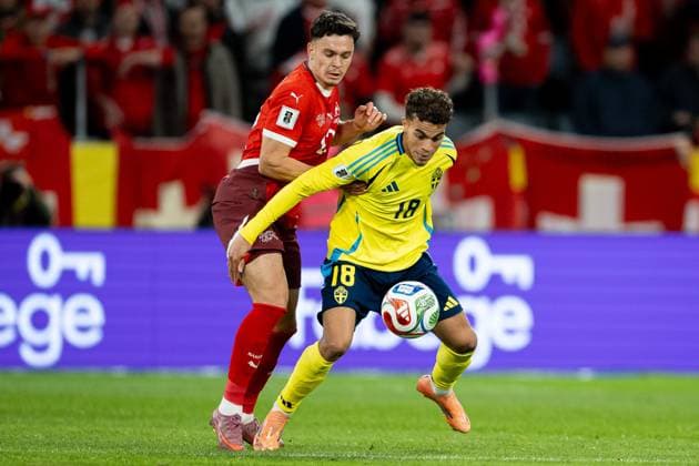 October 10, 2025, Solna, Sweden: Fabian Rieder of Switzerland and Yasin Ayari of Sweden seen in action during FIFA 2026 World Cup Qualifier Group B match between Sweden and Switzerland at Strawberry Arena in Solna, Sweden. Solna Sweden - ZUMAs227 20251010_zip_s227_002 Copyright: xMateuszxSlodkowskix