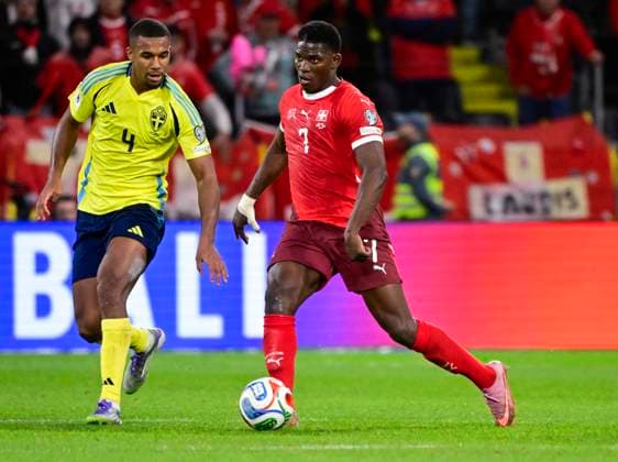 Sweden s Isak Hien against Switzerland s Breel Embolo during Friday s World Cup qualifying soccer match between Sweden and Switzerland at Strawberry arena, October 10, 2025 in Stockholm, Sweden STOCKHOLM SWEDEN x10030x  Copyright: xJonasxEkströmer TTx WORLD CUP QUALIFYING SWEDEN-SWITZERLAND