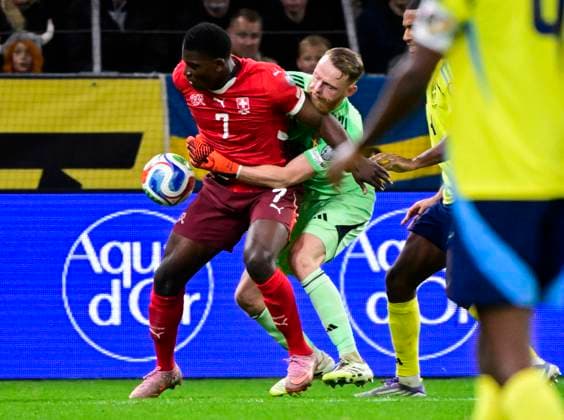 Switzerland s Breel Embolo against Sweden s goalkeeper Viktor Johansson during Friday s World Cup qualifying soccer match between Sweden and Switzerland at Strawberry arena, October 10, 2025 in Stockholm, Sweden STOCKHOLM SWEDEN x10030x  Copyright: xJonasxEkströmer TTx WORLD CUP QUALIFYING SWEDEN-SWITZERLAND