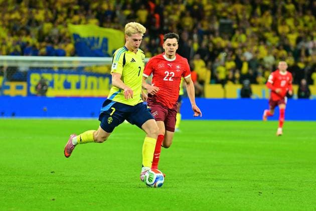 Strawberry Arena, Solna, Sweden, Oct 10th 2025: Lucas Bergvall (7 Sweden) and Fabian Rieder (22 Switzerland) in the FIFA World Cup, WM, Weltmeisterschaft, Fussball Qualifiers game on October 10th 2025 between Sweden and Switzerland at Strawberry Arena in Solna, Sweden (Peter Sonander SPP) Copyright: xPeterxSonander SPPx Sportspressphoto_SPR40780