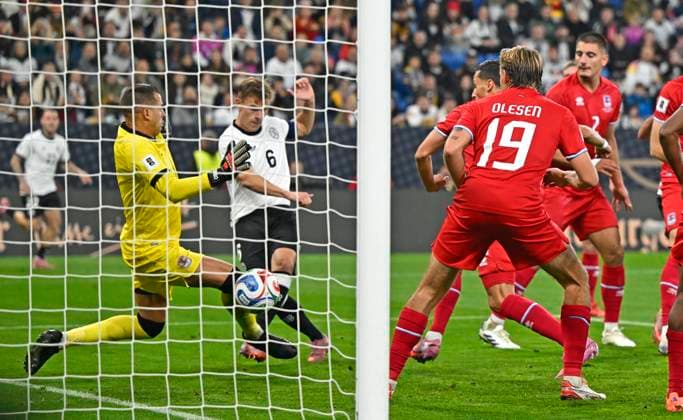 10 10 2025, Soccer World Cup Qualification Europe 2025 26, Matchday 7, Germany Luxembourg, at PreZero Arena Sinsheim Joshua Kimmich Germany scores 4-0 against goalkeeper Anthony Moris Luxembourg