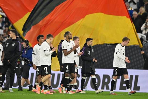 nach Spielende: Spieler bedanken sich bei Fans Flagge Maximilian Beier GER (09) Jonathan Tah GER (04) Florian Wirtz GER (17) Nathaniel Brown GER (18) Nadiem Amiri GER (10) DFB Laenderspiel Deutschland GER vs Luxemburg LUX WM Qualifikation European Qualifiers 10.10.2025 DFL REGULATIONS PROHIBIT ANY USE OF PHOTOGRAPHS AS IMAGE SEQUENCES AND OR QUASI-VIDEO DFB Laenderspiel Deutschland GER vs Luxemburg LUX