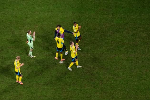 251010 Daniel Svensson, goalkeeper Viktor Johansson, Victor Nilsson Lindelöf, Alexander Isak, Isak Hien and Viktor Gyökeres look dejected after the FIFA World Cup Qualifier football match between Sweden and Switzerland on October 10, 2025 in Stockholm Photo Emma Wallskog BILDBYRAN COP 320 JM0740 bbeng fotboll football soccer fotball vm kval kval fifa world cup qualifier qualifier qualification sverige sweden sverige a schweiz switzerland depp  Copyright: EMMAxWALLSKOG BB251010EW023