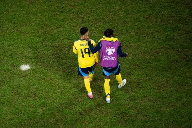 251010 Roony Bardghji and Anthony Elanga of Sweden look dejected after the FIFA World Cup Qualifier football match between Sweden and Switzerland on October 10, 2025 in Stockholm Photo Emma Wallskog BILDBYRAN COP 320 JM0740 bbeng fotboll football soccer fotball vm kval kval fifa world cup qualifier qualifier qualification sverige sweden sverige a schweiz switzerland depp  Copyright: EMMAxWALLSKOG BB251010EW024