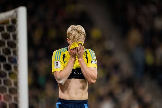 251010 Lucas Bergvall of Sweden looks dejected after the FIFA World Cup Qualifier football match between Sweden and Switzerland on October 10, 2025 in Stockholm Photo Jesper Zerman BILDBYRAN kod JZ JM0740 bbeng fotboll football soccer fotball vm kval kval fifa world cup qualifier qualifier qualification sverige sweden sverige a schweiz switzerlandbbauto depp  Copyright: JESPERxZERMAN BB251010JZ071