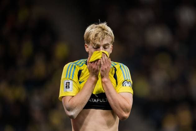 251010 Lucas Bergvall of Sweden looks dejected after the FIFA World Cup Qualifier football match between Sweden and Switzerland on October 10, 2025 in Stockholm Photo Jesper Zerman BILDBYRAN kod JZ JM0740 bbeng fotboll football soccer fotball vm kval kval fifa world cup qualifier qualifier qualification sverige sweden sverige a schweiz switzerlandbbauto depp  Copyright: JESPERxZERMAN BB251010JZ072
