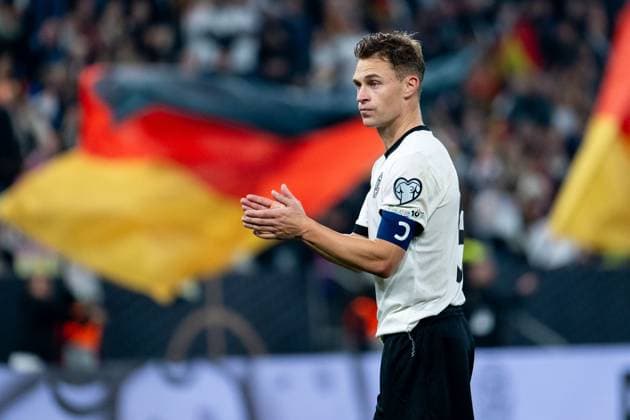 Joshua Kimmich Germany, 06 celebrates the victory and thanks the fans applauding, behind him German flags flags, GER, Germany vs Luxembourg, Football, Men, World Cup Qualification Europe, Matchday 7, Season 2025 2026, 10 10 2025 GER, Germany vs Luxembourg, Football, Men, World Cup Qualification Europe, Matchday 7, Season 2025 2026, 10 10 2025 Sinsheim Copyright: xEibner-Pressefoto Memmlerx EP_MMR