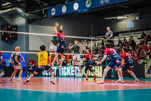 Volleyball mens season 2025 2026 League Cup 2025 SVG Lüneburg vs FT 1844 Freiburg 10 10 2025 Joscha Kunstmann 7 SVG Lüneburg in the block against Liam Kristjanson 12 FT 1844 Freiburg