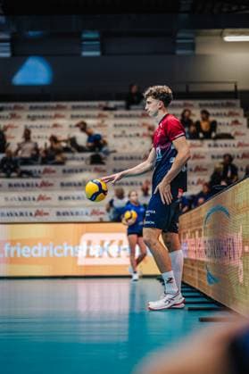 Volleyball mens season 2025 2026 League Cup 2025 SVG Lüneburg vs FT 1844 Freiburg 10 10 2025 Joscha Kunstmann 7 SVG Lüneburg prepares to serve