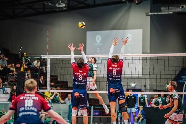 Volleyball Men Season 2025 2026 League Cup 2025 SVG Lüneburg vs FT 1844 Freiburg 10 10 2025 Brendan Mills 17 FT 1844 Freiburg against the block of Jesse Elser 3 SVG Lüneburg and Jackson Howe 6 SVG Lüneburg