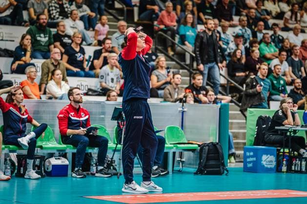 Volleyball Men Season 2025 2026 League Cup 2025 SVG Lüneburg vs FT 1844 Freiburg 10 10 2025 Stefan Hübner Coach SVG Lüneburg has his hands over his head