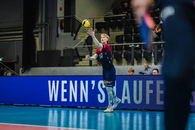 Volleyball mens season 2025 2026 League Cup 2025 SVG Lüneburg vs FT 1844 Freiburg 10 10 2025 Axel Larsen 18 SVG Lüneburg throws the ball on to serve