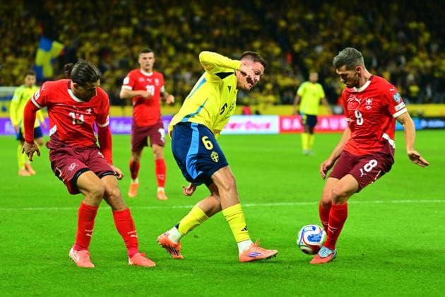 Strawberry Arena, Solna, Sweden, Oct 10th 2025: Emil Holm (6 Sweden) , Remo Freuler (8 Switzerland) and Ricardo Rodriguez Araya (13 Switzerland) in the FIFA World Cup, WM, Weltmeisterschaft, Fussball Qualifiers game on October 10th 2025 between Sweden and Switzerland at Strawberry Arena in Solna, Sweden (Peter Sonander SPP) Copyright: xPeterxSonander SPPx spp-en-PeSo-PSon-20251010-223145_PS_0366