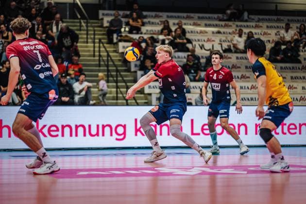 Volleyball mens season 2025 2026 League Cup 2025 SVG Lüneburg vs FT 1844 Freiburg 10 10 2025 Axel Larsen 18 SVG Lüneburg at the reception