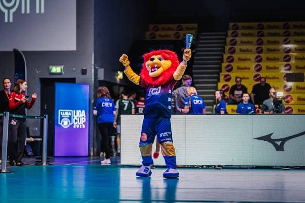 Volleyball mens season 2025 2026 League Cup 2025 SVG Lüneburg vs FT 1844 Freiburg 10 10 2025 The SVG Lüneburg mascot LüneLeo cheers