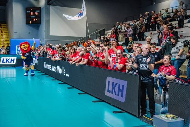 Volleyball mens season 2025 2026 League Cup 2025 SVG Lüneburg vs FT 1844 Freiburg 10 10 2025 The Lüneblock awaits the team after winning the League Cup