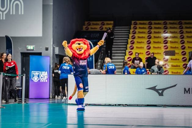 Volleyball mens season 2025 2026 League Cup 2025 SVG Lüneburg vs FT 1844 Freiburg 10 10 2025 The SVG Lüneburg mascot LüneLeo cheers