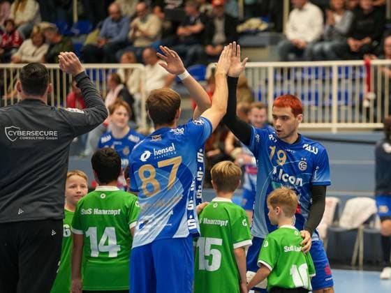Run-in and high-five with Dmytro Redkyn TV Grosswallstadt, 19 and Maxim Schalles TV Grosswallstadt, 87 TuSEM Essen vs TV Grosswallstadt, Handball, 2 Bundesliga, Matchday 7, Season 2025 2026, 10 10 2025 TuSEM Essen vs TV Grosswallstadt, Handball, 2 Bundesliga, Matchday 7, Season 2025 2026, 10 10 2025 Essen Copyright: xEibner-Pressefoto DamianxKruczynx EP_DKI