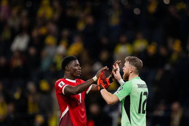 251010 Breel Embolo of Switzerland and goalkeeper Viktor Johansson of Sweden after the FIFA World Cup Qualifier football match between Sweden and Switzerland on October 10, 2025 in Stockholm Photo Joel Marklund BILDBYRAN kod JM JM0740 bbeng fotboll football soccer fotball vm kval kval fifa world cup qualifier qualifier qualification sverige sweden sverige a schweiz switzerlandbbauto  Copyright: JOELxMARKLUND BB251010JM114
