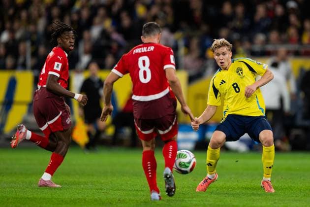 251010 Daniel Svensson of Sweden during the FIFA World Cup Qualifier football match between Sweden and Switzerland on October 10, 2025 in Stockholm Photo Simon Hastegard BILDBYRAN kod SH JM0740 bbeng fotboll football soccer fotball vm kval kval fifa world cup qualifier qualifier qualification sverige sweden sverige a schweiz switzerlandbbauto  Copyright: SIMONxHASTEGARD BB251010SH057