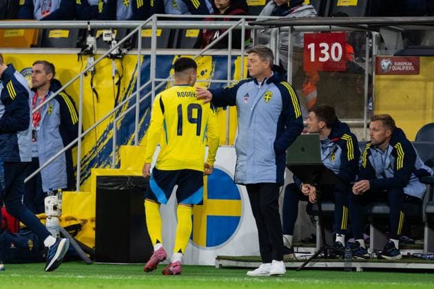 251010 Roony Bardghji and head coach Jon Dahl Tomasson of Sweden during the FIFA World Cup Qualifier football match between Sweden and Switzerland on October 10, 2025 in Stockholm Photo Simon Hastegard BILDBYRAN kod SH JM0740 bbeng fotboll football soccer fotball vm kval kval fifa world cup qualifier qualifier qualification sverige sweden sverige a schweiz switzerlandbbauto  Copyright: SIMONxHASTEGARD BB251010SH058