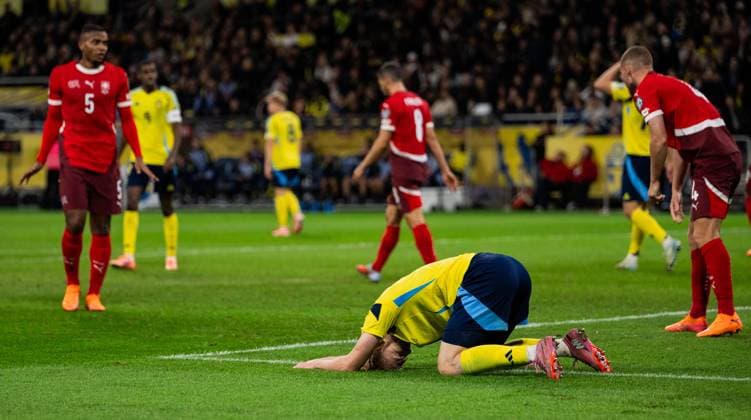 251010 Lucas Bergvall of Sweden looks dejected during the FIFA World Cup Qualifier football match between Sweden and Switzerland on October 10, 2025 in Stockholm Photo Simon Hastegard BILDBYRAN kod SH JM0740 bbeng fotboll football soccer fotball vm kval kval fifa world cup qualifier qualifier qualification sverige sweden sverige a schweiz switzerlandbbauto depp  Copyright: SIMONxHASTEGARD BB251010SH069