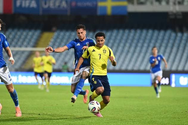 Momodou Sonko (Sweden) in action hindered by Luigi Cherubini (Italy) during Qualifying - Italy U21, U 21 vs Sweden U21, UEFA European Football Championship in Cesena, Italy, October 10 2025  Copyright: xGianlucaxRicci IPAxSportx xipa-agency.netx xx IPA_66405755 IPA_Agency_IPA66405755