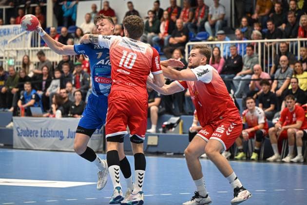 Germany, Handball, 2 Bundesliga, 7 Matchday, 2025 2026, TuSEM Essen vs TV Großwallstadt, 10 10 2025, Sporthalle Am Hallo, Essen, Germany, Sebastian Trost TV Großwallstadt, 17 in duel with Finn Wolfram TuSEM Essen, 10 Copyright: xMarkusxVerwimpx